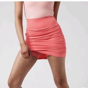 Athleta Transcend Skort Jupe Coral Ruched Mini Short in Petal Pink Size Medium